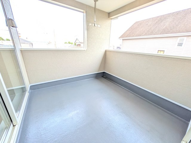 笠間市旭町　第9　新築戸建て　2号棟のバルコニー|人気のインナーバルコニー。室内と一体感があり、雨の日のお子様の遊び場や、ペットの安全な外気浴スペースにも最適です♪