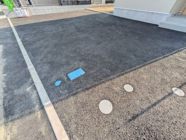 笠間市旭町　第9　新築戸建て　2号棟の駐車場|駐車3台可能で、出し入れしやすいゆとりのカースペース。
月々の駐車場代が不要な点も大きな魅力です。