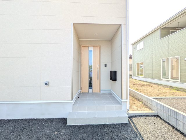 笠間市旭町　第9　新築戸建て　2号棟の玄関|玄関ドアはカードキーで開閉も楽々♪
スマホでの開錠と施錠も可能です！
玄関上部には人感センサー付きのダウンライトがあるので、夜間の帰宅時に自動で点灯してくれます♪
防犯対策面にも一役買ってくれます！