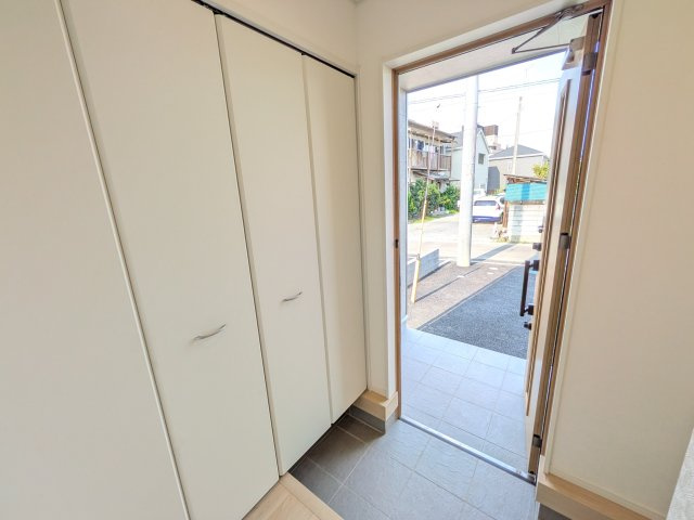 笠間市旭町　第9　新築戸建て　2号棟の玄関|家族全員の靴がスッキリ片付く大容量シューズボックス完備。お客様を気持ちよく迎えられる、明るく清潔感あふれる玄関です。