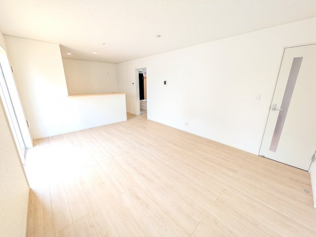 笠間市旭町　第9　新築戸建て　2号棟の居間・リビング|家族の会話が自然と弾む、広々としたゆとりのLDK。南西向きの窓からたっぷりの光が射し込む明るく快適な空間です。