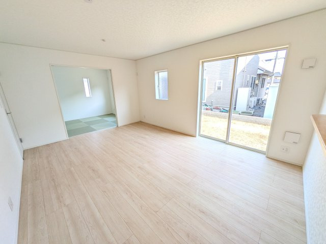 笠間市旭町　第9　新築戸建て　2号棟の居間・リビング|居心地の良いデザインと機能性を両立。ご友人を招いたり、趣味を楽しんだり、様々なシーンで活躍する団らんの中心地です。