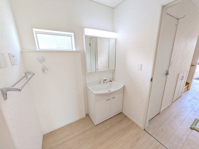 笠間市旭町　第9　新築戸建て　2号棟の独立洗面台|三面鏡の洗面化粧台はミラー扉の内側がすべて収納スペースになっており、収納力も魅力的です♪
ボックスティッシュも収納可能で、可変トレイは収納物に応じて高さ調整ができます！
取り外して洗えるので清潔です♪