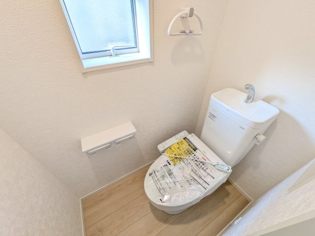 笠間市旭町　第9　新築戸建て　2号棟のトイレ|少ない水でもパワフルに洗浄する節水設計。清潔さと機能性を両立させた、毎日気持ち良く使えるトイレ空間です。