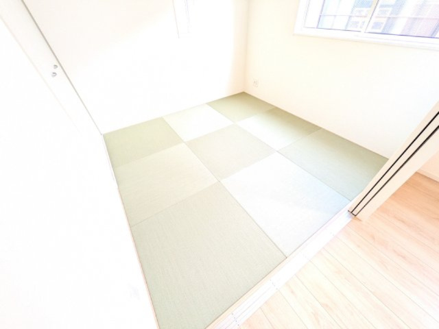 笠間市旭町　第9　新築戸建て　2号棟の和室|琉球畳の和室は陽当たりも良く、落ち着ける空間です♪
リビングとの続き間になっているので、お子様の遊ぶスペースやお昼寝などにも使えます！
押し入れもあり収納にも困りません♪