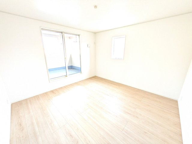 笠間市旭町　第9　新築戸建て　2号棟の洋室|バルコニーに面した明るい２面採光で、毎朝爽やかな光を感じられます。