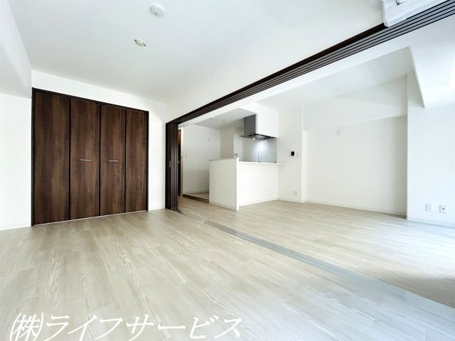 【洋室】 | エバーグリーン新御堂 | バルコニー側洋室6.0帖／クローゼット有
