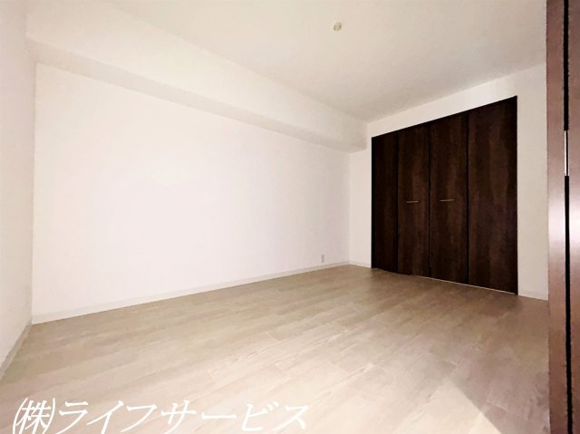 【洋室】 | エバーグリーン新御堂 | 玄関側洋室6.0帖／クローゼット有