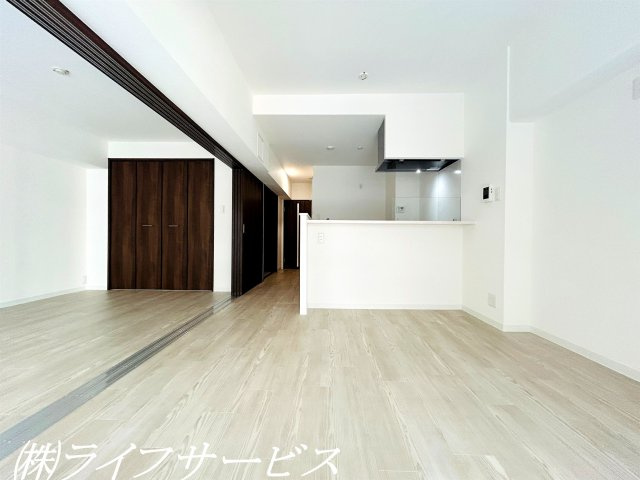 【居間・リビング】 | エバーグリーン新御堂 | 南向きのリビングルーム／隣の洋室とつなげてもご使用いただけます！