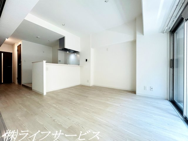 【居間・リビング】 | エバーグリーン新御堂 | 南向きのリビングルーム／隣の洋室とつなげてもご使用いただけます！