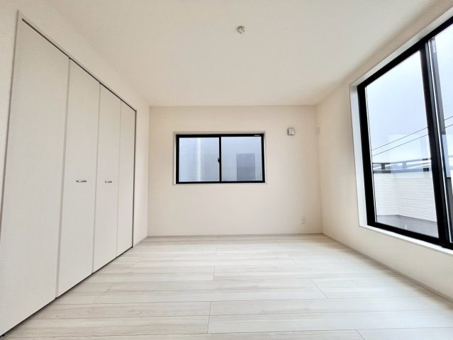 【仲介手数料無料】富士見市関沢1丁目―新築分譲住宅―全1棟の洋室|自然と調和した土地で、四季折々の風景を楽しみながら、自分だけの特別な空間を築く喜びを実感できます。心豊かな生活を叶えます。