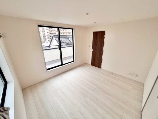 【仲介手数料無料】富士見市関沢1丁目―新築分譲住宅―全1棟の洋室|閑静な住宅街に位置しているため、緑を眺めながら贅沢な時間をお過ごしいただけます。緑溢れる大小の公園も点在し、日々の息抜きにもぴったり。