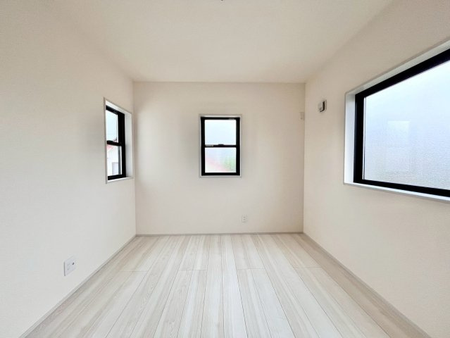 【仲介手数料無料】富士見市関沢1丁目―新築分譲住宅―全1棟の洋室|南東向きバルコニーと大きな窓が生む、明るく伸びやかな居室。2面採光により光と風が巡り、時間とともに表情を変える住空間に。毎日をやさしく包み込む、上質な住まいです。
