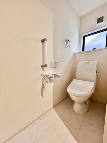 【仲介手数料無料】富士見市関沢1丁目―新築分譲住宅―全1棟のトイレ|窓のあるトイレで、いつでも自然換気ができる快適空間。光が差し込み、清潔感のある明るい印象です。