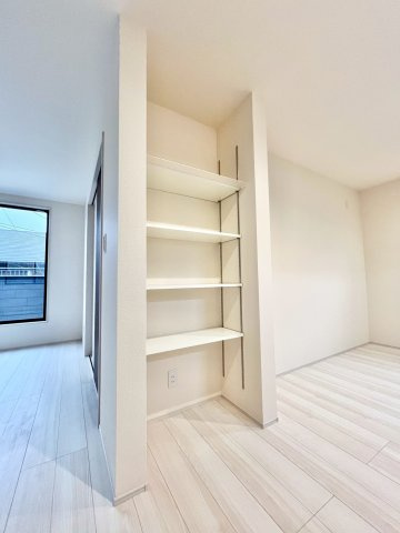 【仲介手数料無料】富士見市関沢1丁目―新築分譲住宅―全1棟の収納|キッチンにある高さを調整できる稼働棚で、食品や日用品を無駄なく収納できるパントリー。ストック量に合わせて使いやすく整理でき、キッチン周りがいつもすっきり保てる便利なスペースです。