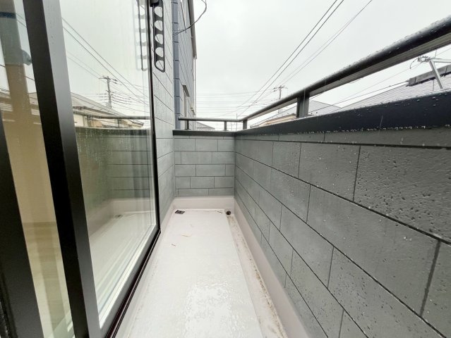 【仲介手数料無料】富士見市関沢1丁目―新築分譲住宅―全1棟のバルコニー|外とつながる心地よさ。洋室から続くバルコニーで、空を眺めたり、植物を育てたり。暮らしに“余白”が生まれる、ゆとりの空間です。