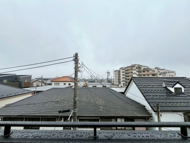 【仲介手数料無料】富士見市関沢1丁目―新築分譲住宅―全1棟の展望|星空が地上に映りこむかのような夜景のきらめきまで、この街ならではの美しい風景の物語が室内に展開します。手を伸ばせば、ふれることができそうな眺望も魅力。
