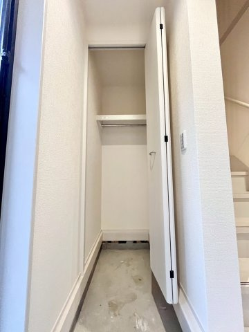 【仲介手数料無料】富士見市関沢1丁目―新築分譲住宅―全1棟の収納|玄関土間収納！！
収納力抜群の玄関で、毎日の生活がもっとスムーズに。靴や小物を整理整頓して、明るい印象を演出します。