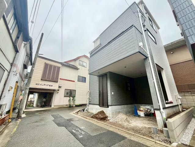 【仲介手数料無料】富士見市関沢1丁目―新築分譲住宅―全1棟の外観|角地の光と風が入り込む贅沢なゆとり空間。明るく暖かい日差しがさんさんと降り注ぎ、豊かな緑も享受できる至極の立地です。