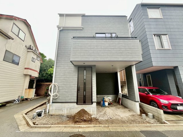 【仲介手数料無料】富士見市関沢1丁目―新築分譲住宅―全1棟の外観|二方向に開けた角地ならではの明るさと風通し。プライバシーを保ちつつ、毎日の暮らしにゆとりと快適さをもたらします。見通しの良い立地は、防犯面でも安心です。