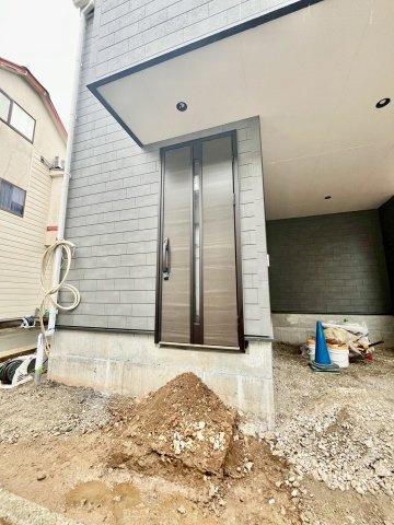 【仲介手数料無料】富士見市関沢1丁目―新築分譲住宅―全1棟の前面道路含む現地写真|『鶴瀬駅』徒歩5分！アクセス良好で毎日の通勤・通学にも便利な立地です。前面道路は交通量も少なく、小さなお子様がいるご家庭も飛び出しの心配がございません。のびのびとした暮らしを叶えます。