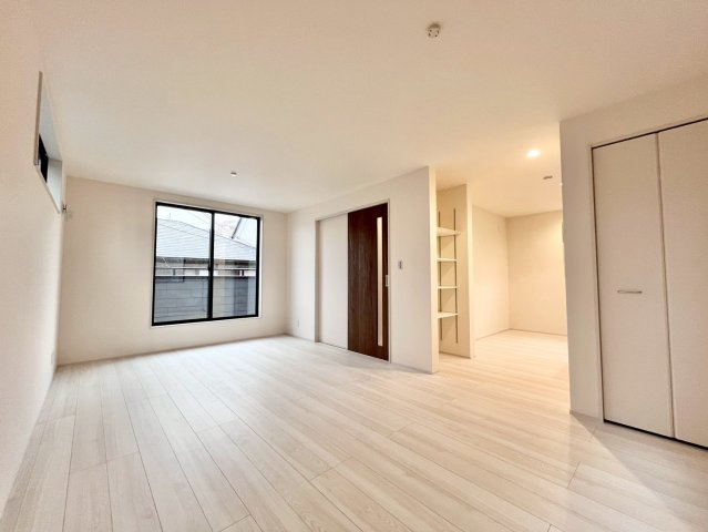 【仲介手数料無料】富士見市関沢1丁目―新築分譲住宅―全1棟の居間・リビング|穏やかな風と陽光を導き、居住性を一段と心地よいものにしています。周辺環境とのコラボレーションにより明るく開放的な空間を演出しております。