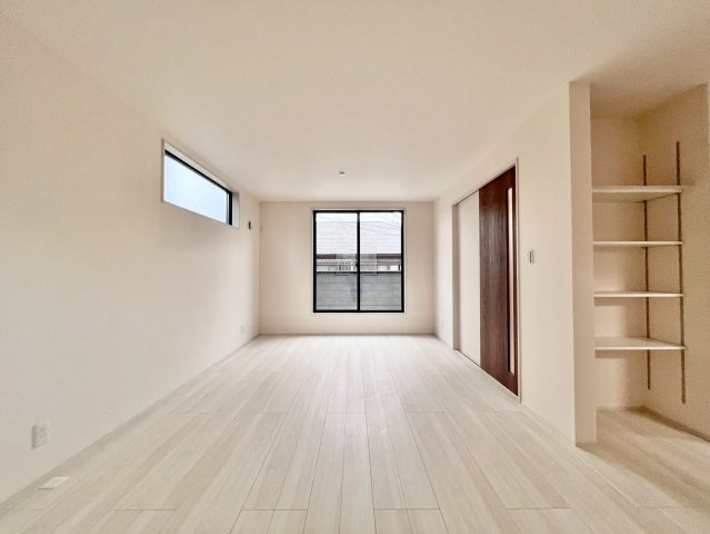 【仲介手数料無料】富士見市関沢1丁目―新築分譲住宅―全1棟の居間・リビング|大きな窓からは、やわらかな自然光がリビング全体に広がります。明るく開放的な空間で、毎日の暮らしがもっと豊かに。
