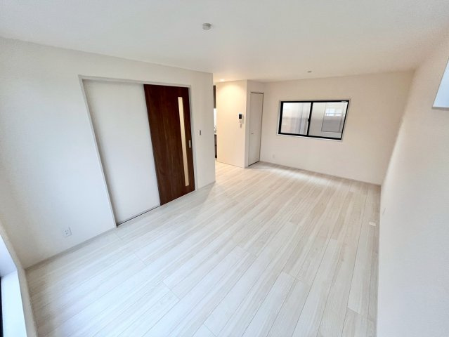 【仲介手数料無料】富士見市関沢1丁目―新築分譲住宅―全1棟の居間・リビング|家族が自然と集まる場所にふさわしい、広々とした25帖LDK。大きな窓から陽光がたっぷり差し込み、朝から晩まで心地よい時間を演出します。