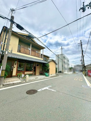 【前面道路含む現地写真】 | 伏見区納所町　土地 | 生活便利施設が徒歩圏内に充実している住環境。
《イオンモール久御山》が車で約11分とショッピングも楽しめます。