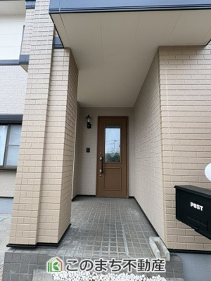 【エントランス】 | 小山市雨ヶ谷新田　再生住宅 | 雨の日の入退室も安心の玄関ポーチ☆