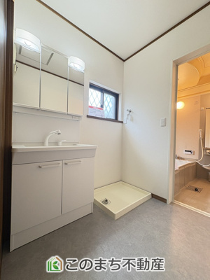 【独立洗面台】 | 小山市雨ヶ谷新田　再生住宅 | 新品未使用☆伸びるホースでお掃除ラクラク♪三面鏡付きで朝の身支度が楽しくなりますね♪
