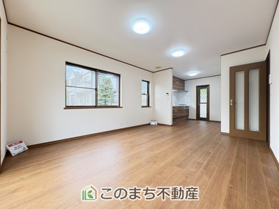 【居間・リビング】 | 小山市雨ヶ谷新田　再生住宅 | 開放感のある大きなリビング♪陽の光がご家族の団らんを明るく照らします♪
