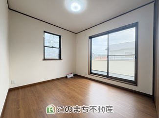 【洋室】 | 小山市雨ヶ谷新田　再生住宅 | 窓から暖かな日差しが差し込みます♪
