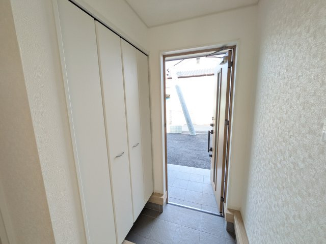 笠間市鯉淵　第9　新築戸建て　1号棟の玄関|家族全員の靴がスッキリ片付く大容量シューズボックス完備。お客様を気持ちよく迎えられる、明るく清潔感あふれる玄関です。