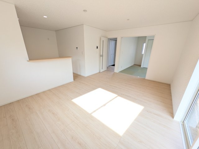 笠間市鯉淵　第9　新築戸建て　1号棟の居間・リビング|家族の会話が自然と弾む、広々としたゆとりのLDK。南西向きの窓からたっぷりの光が射し込む明るく快適な空間です。