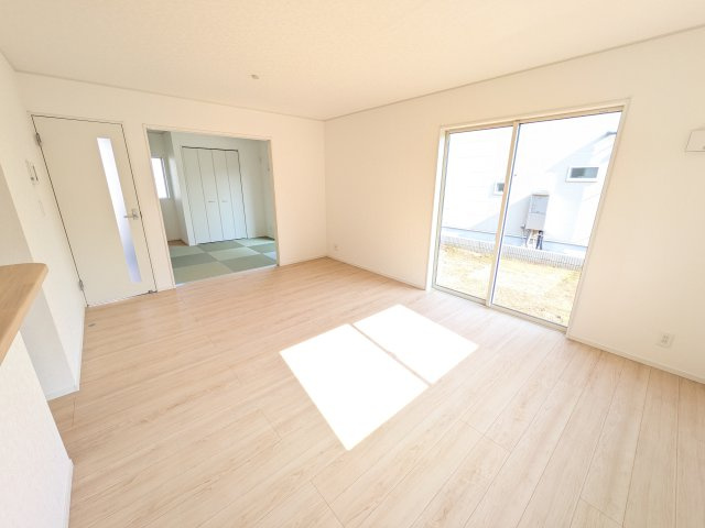 笠間市鯉淵　第9　新築戸建て　1号棟の居間・リビング|居心地の良いデザインと機能性を両立。ご友人を招いたり、趣味を楽しんだり、様々なシーンで活躍する団らんの中心地です。