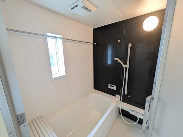 笠間市鯉淵　第9　新築戸建て　1号棟の浴室|1坪タイプのゆったりとしたバスルームは浴室暖房換気乾燥機付きで、どんな季節でも快適なバスタイムを満喫出来ます♪ 窓付きで明るく開放的なところも良いですね！