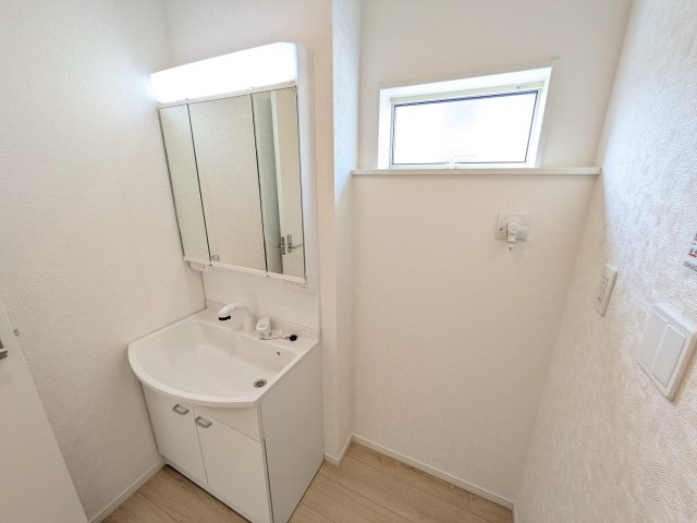 笠間市鯉淵　第9　新築戸建て　1号棟の独立洗面台|三面鏡の洗面化粧台はミラー扉の内側がすべて収納スペースになっており、収納力も魅力的です♪
ボックスティッシュも収納可能で、可変トレイは収納物に応じて高さ調整ができます！
取り外して洗えるので清潔です♪