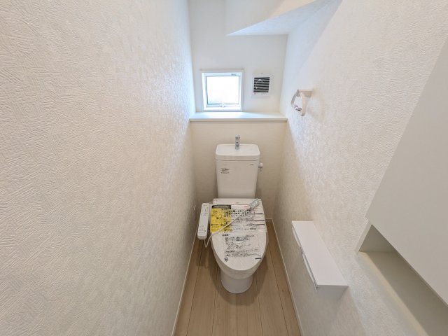 笠間市鯉淵　第9　新築戸建て　1号棟のトイレ|少ない水でもパワフルに洗浄する節水設計。清潔さと機能性を両立させた、毎日気持ち良く使えるトイレ空間です。
