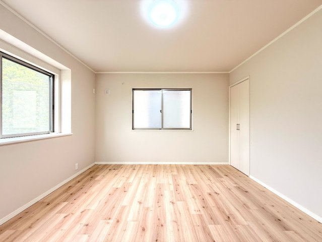 泉区岡津町　中古戸建て　第6の洋室|◆柔らかい陽光が差し込む明るいお部屋を演出する設計。彩光の取れる窓が気持ちの良いお部屋を創り上げます。