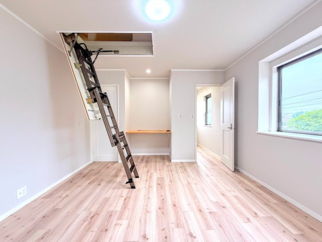 泉区岡津町　中古戸建て　第6のその他|◆室内はいつも明るい印象なので気持ちの良い朝を迎えられます。各部屋にはクローゼットを完備しており、収納が多いお家はすっきりして快適空間です。