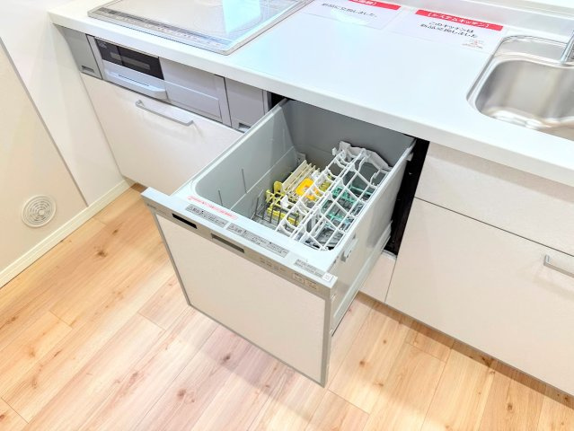 泉区岡津町　中古戸建て　第6のキッチン|◆食後の食器洗いは食洗機にお任せ！ご家族と団らんの時間を。家事の時短に効果大の食洗器付き。高温洗浄、節水効果もございます。