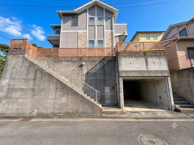 泉区岡津町　中古戸建て　第6の外観|◆一戸建てを中心とした街並みが整然と続き、周辺は高い建物が建っていないので、緑の多い閑静な趣を感じる環境です。街並みや周辺環境も重要なポイントです！！