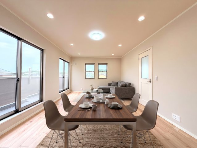 泉区岡津町　中古戸建て　第6のその他|◆リビングは一日中太陽の光が射し込みます。家族が集まる空間は、自然と笑顔が溢れます！(家具はイメージです)