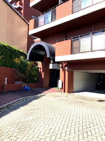 フローラルハイツ岡本のエントランス|２階のお部屋なので、エントランスや駐車場・駐輪場が近いです。