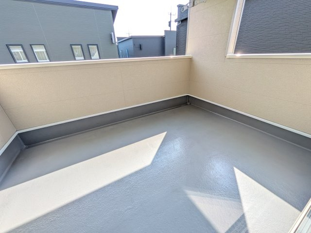 笠間市鯉淵　第9　新築戸建て　2号棟のバルコニー|人気のインナーバルコニー。室内と一体感があり、雨の日のお子様の遊び場や、ペットの安全な外気浴スペースにも最適です♪