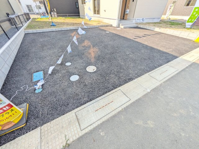 笠間市鯉淵　第9　新築戸建て　2号棟の駐車場|駐車3台可能で、出し入れしやすいゆとりのカースペース。
月々の駐車場代が不要な点も大きな魅力です。