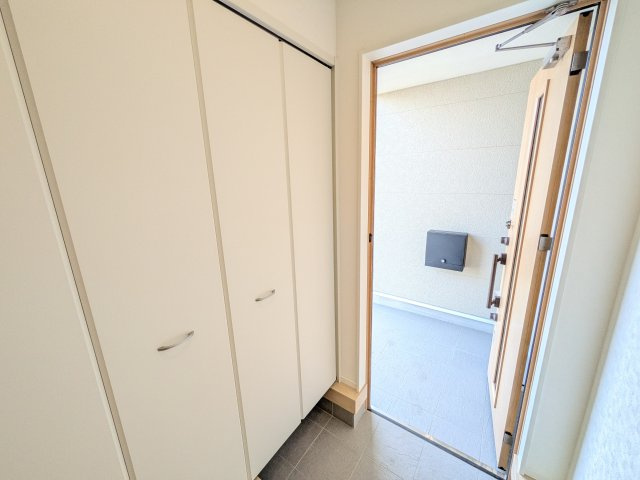 笠間市鯉淵　第9　新築戸建て　2号棟の玄関|家族全員の靴がスッキリ片付く大容量シューズボックス完備。お客様を気持ちよく迎えられる、明るく清潔感あふれる玄関です。