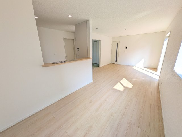 笠間市鯉淵　第9　新築戸建て　2号棟の居間・リビング|家族の会話が自然と弾む、広々としたゆとりのLDK。南西向きの窓からたっぷりの光が射し込む明るく快適な空間です。