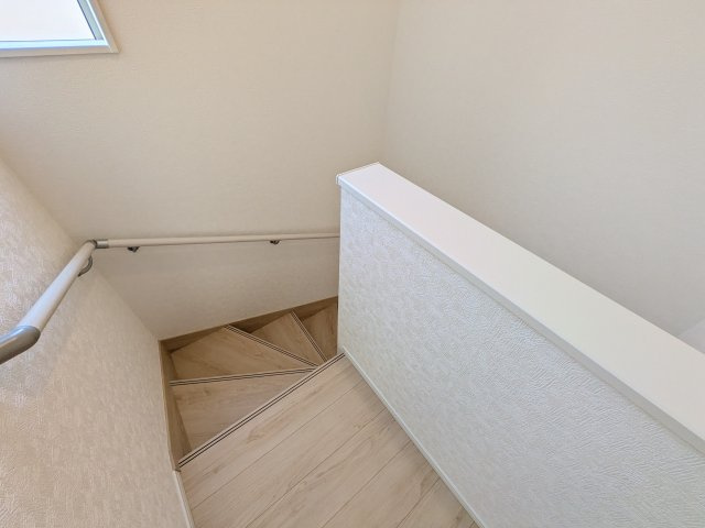笠間市鯉淵　第9　新築戸建て　2号棟の内装|窓付きで明るい階段は、手すり付きでお子様からご年配の方まで安心して上り下りができます♪